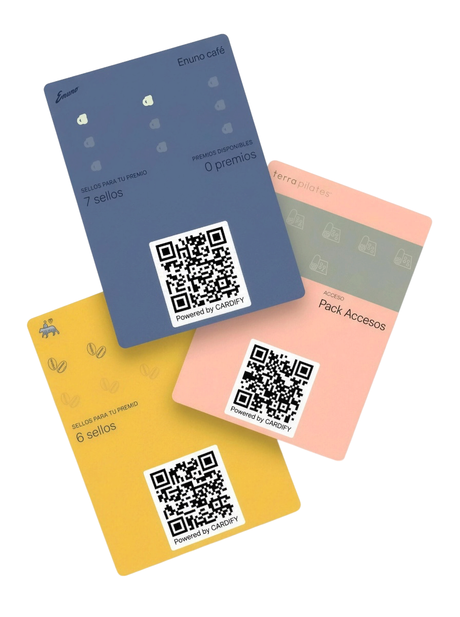 Tres tarjetas Cardify guardadas en Wallet: sellos de Enuno café, accesos de terra pilates y una tarjeta de sellos de cafetería, cada una con su código QR.